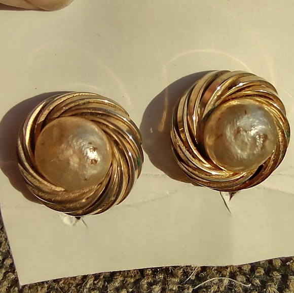 Marvilla clip on earrings vintage - Picture 1 of 9